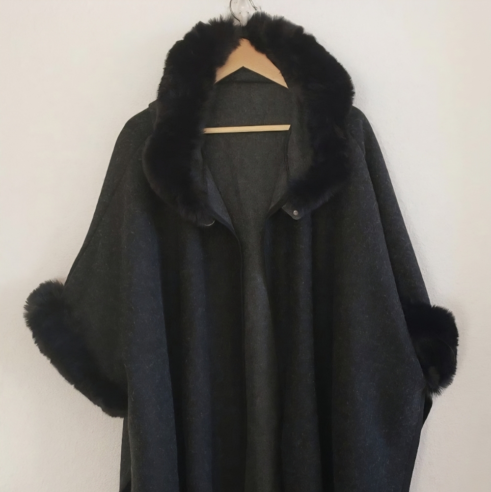 Chic Black Fur-Trimmed Women's Poncho
